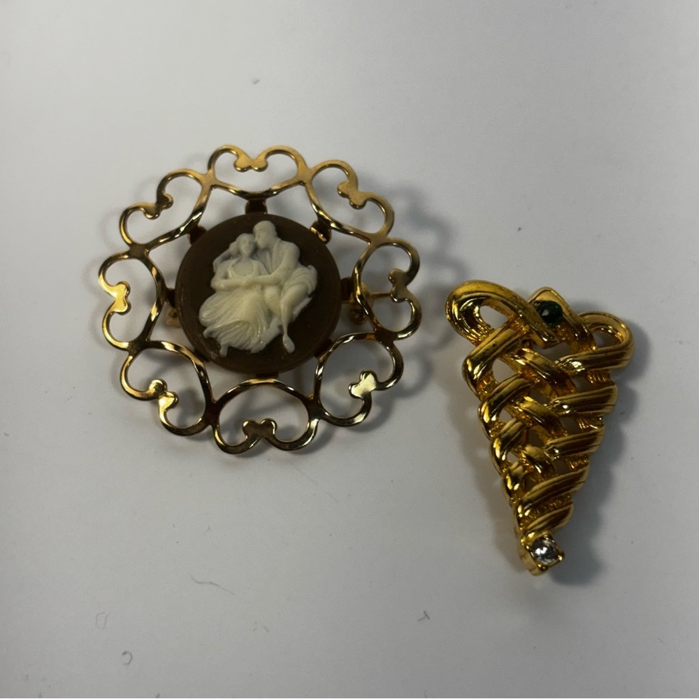 Elegant Cameo Lovers Brooch and Love Know with Green and‎ White Rhinestones